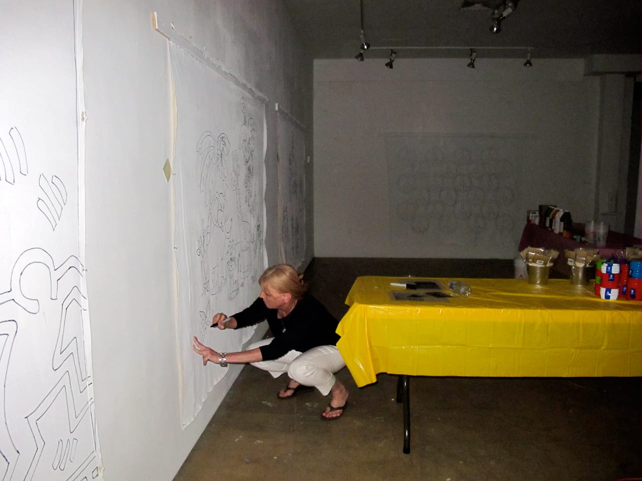 Setting up for Family Paint-In Day at Ann Street Gallery (photo by the author for Hyperallergic)