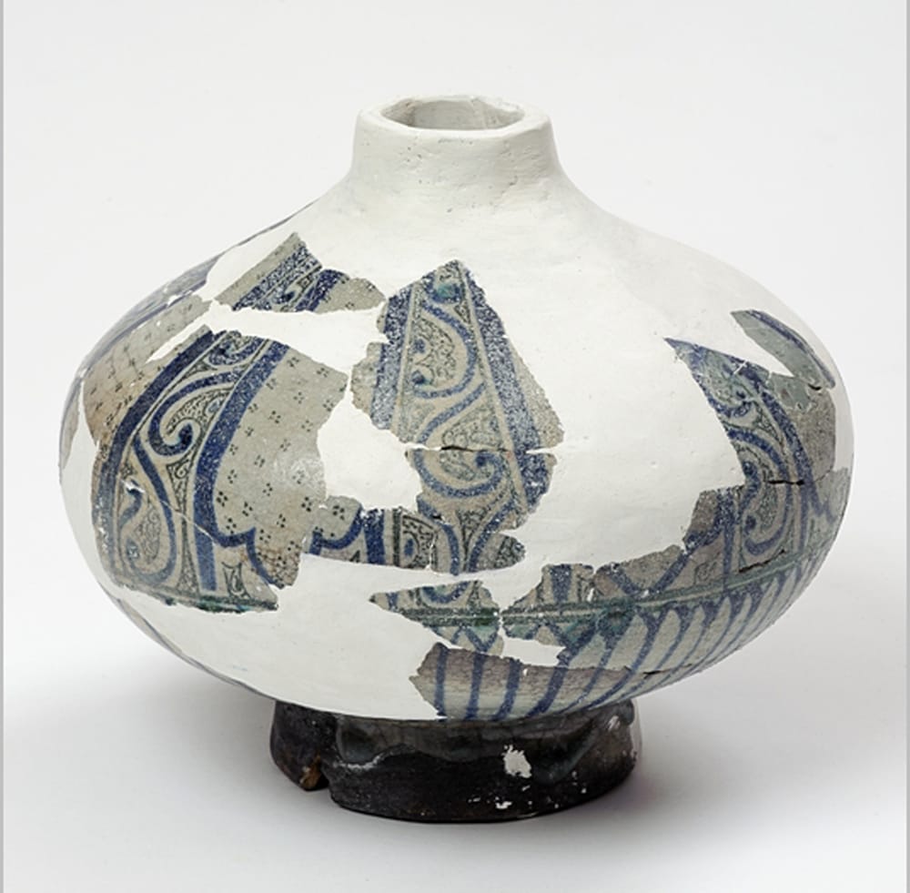 Fragments of a stonepaste (kashine) bottle imported from Egypt or Iran 