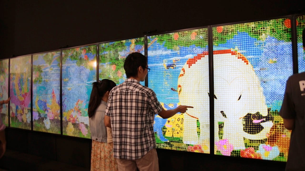 teamLab (est. 2001), United, Fragmented, Repeated, and Impermanent World, 2013. Interactive digital work, 8 screens; endless, 9:16; sound by Hideaki Takahashi. Courtesy of the artist and Pace Gallery.