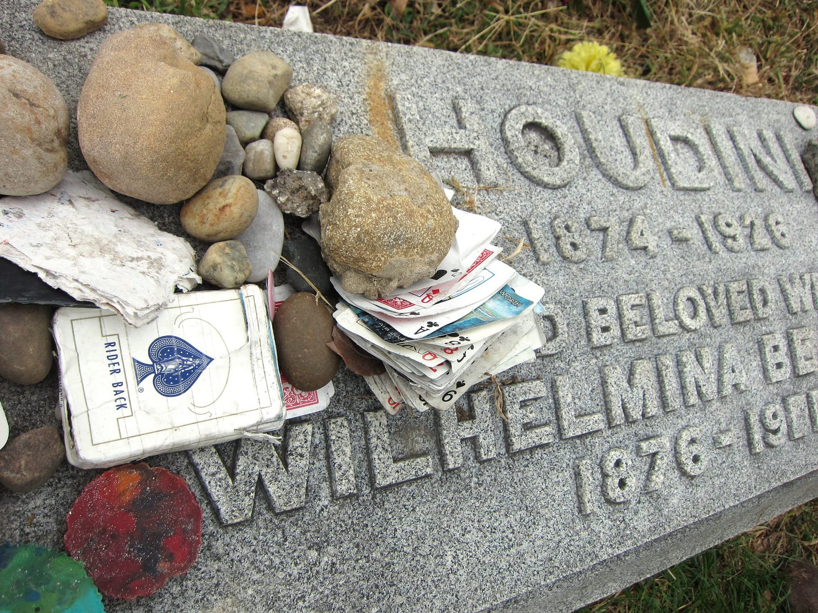 Houdini's grave in Machpelah Cemetery, Queens (all photographs by the author for Hyperallergic)