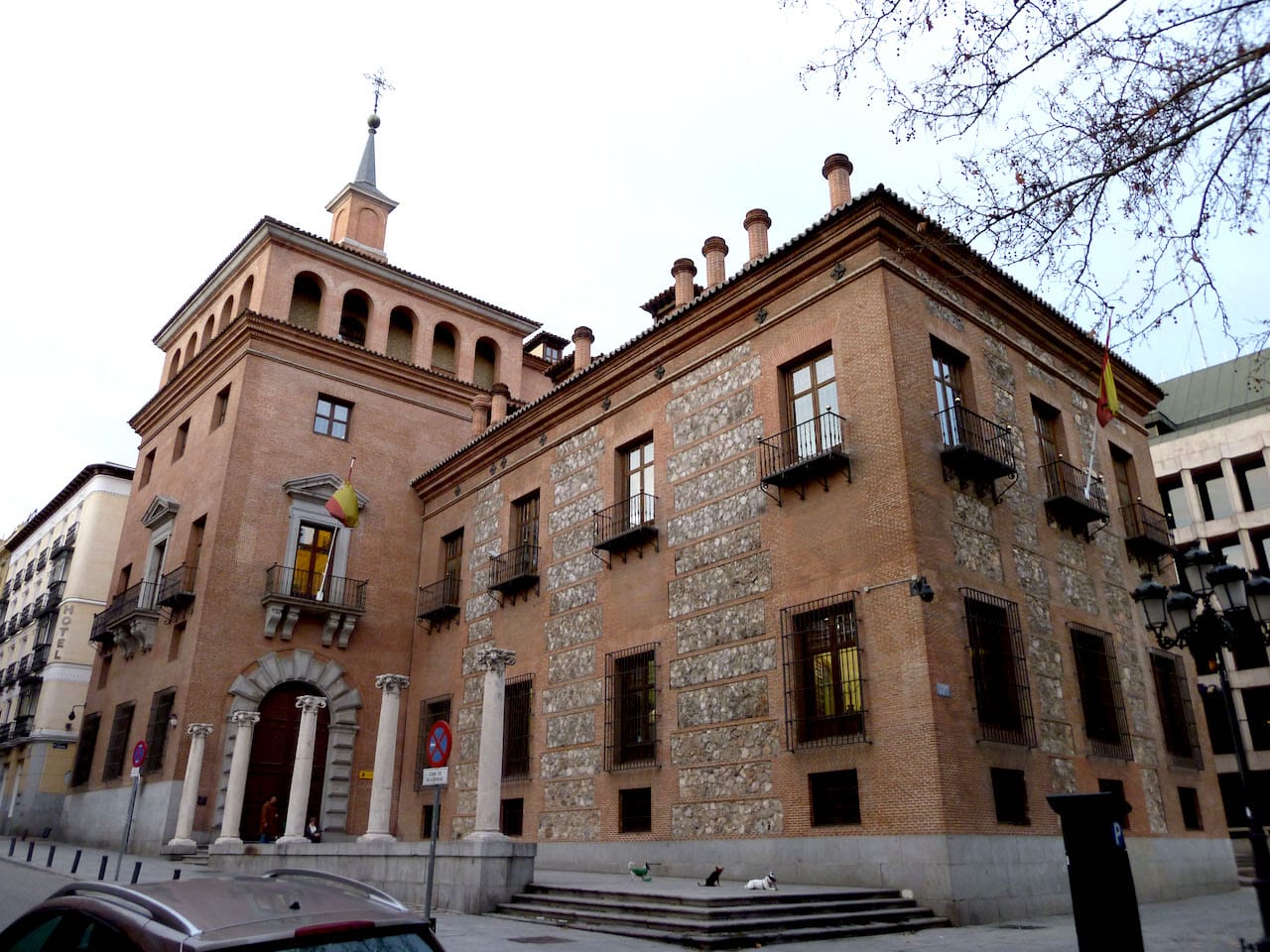 The former home of the now-defunct Spanish Ministry of Culture (Image courtesy of Luis García/Wikimedia)