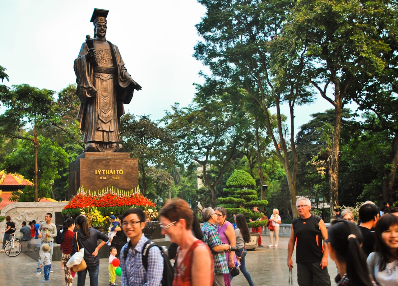 Monument to Lý Thái Tổ, near the start of the sound walk.