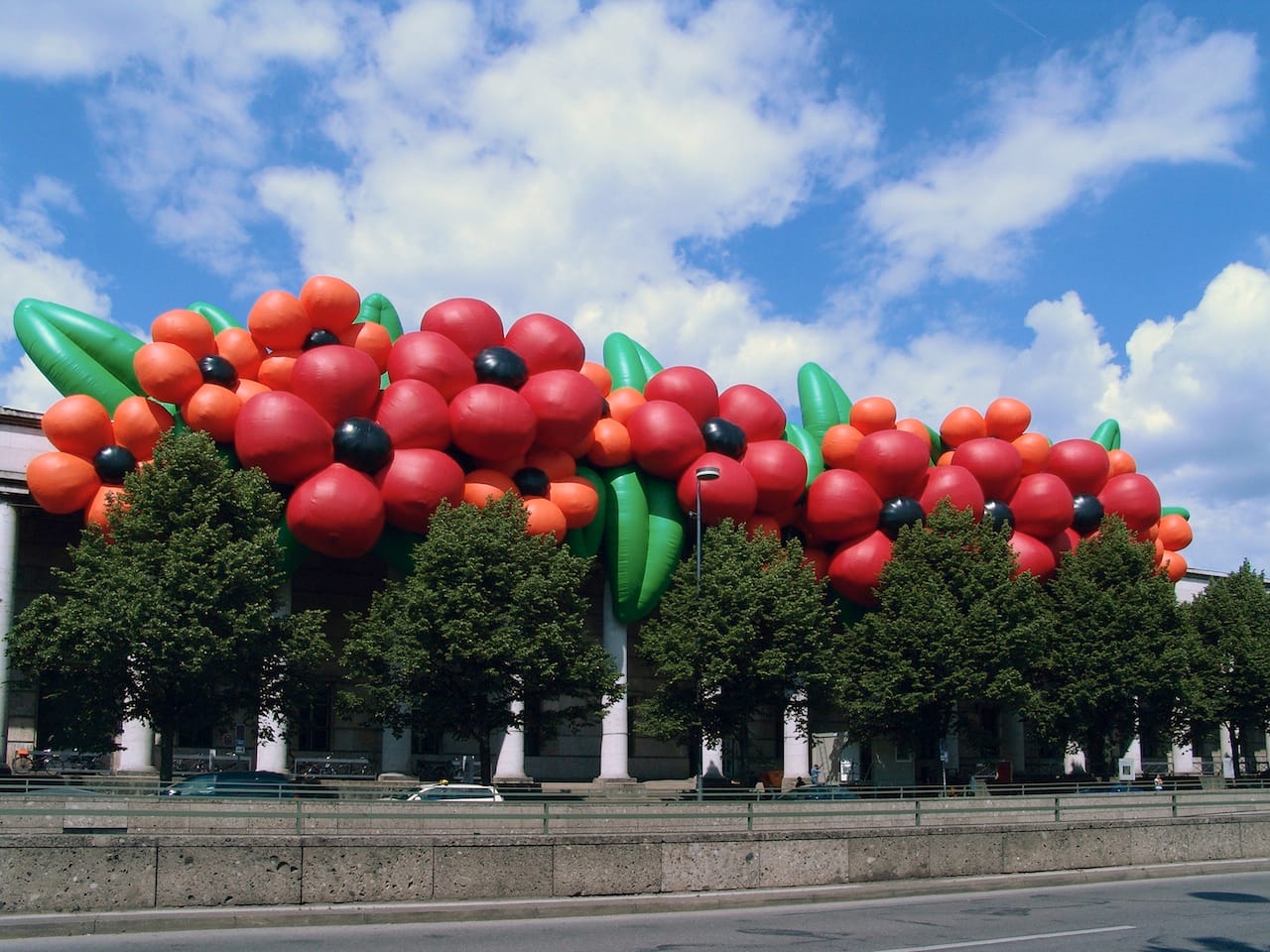 Paul McCarthy, Flowers, 2005 Vinyl-coated nylon fabric, ropes, fans, 15 x 75 m / 49.21 x 246 ft Photo: Stefan Altenburger Photography Zürich © Paul McCarthy Courtesy the artist and Hauser & Wirth