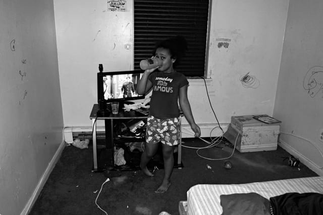 Nijeyah in mid-performance. 