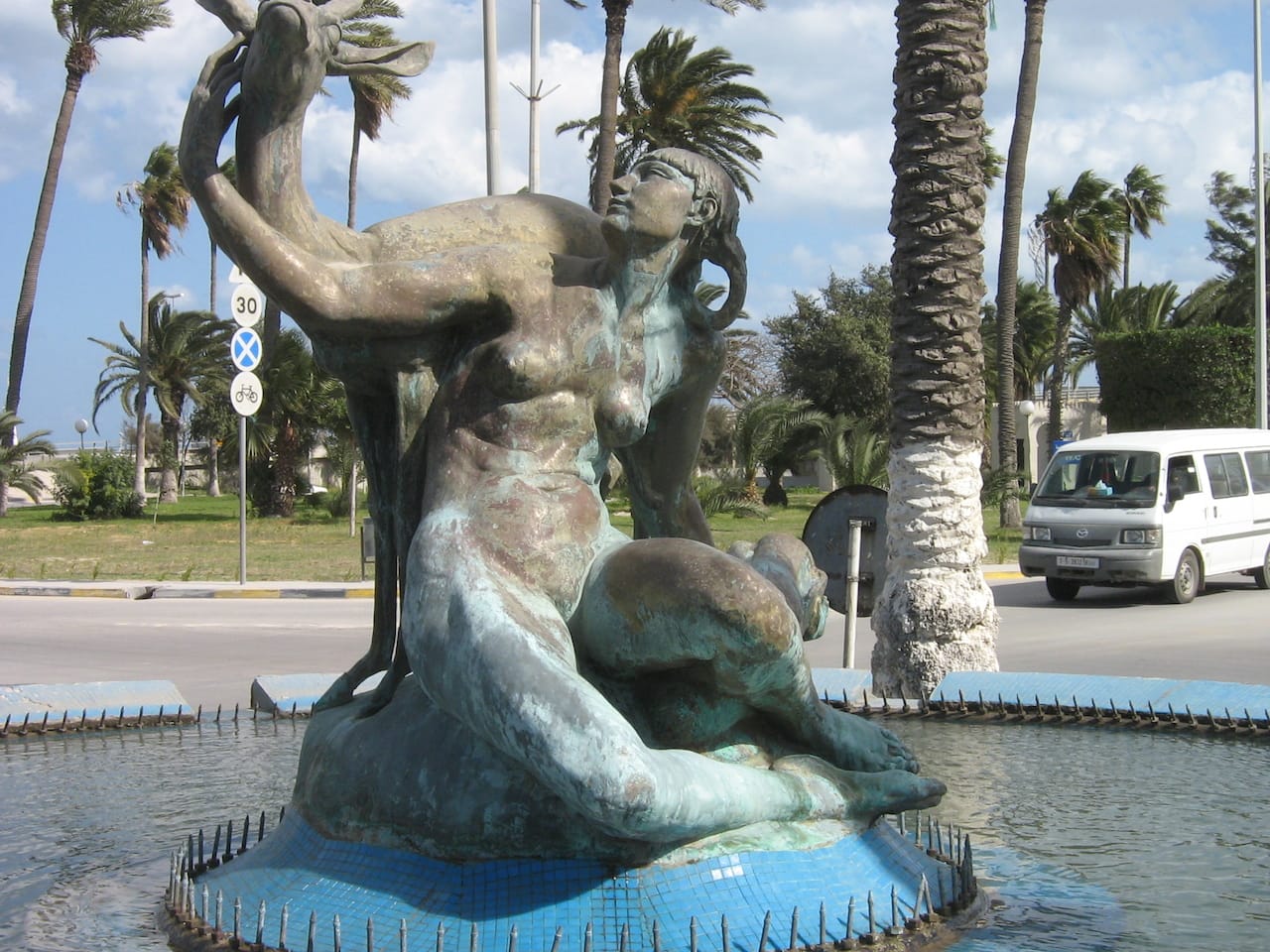 The "Gazelle and the Beauty" fountain in Tripoli (photo by Корниенко Виктор/Wikimedia Commons)