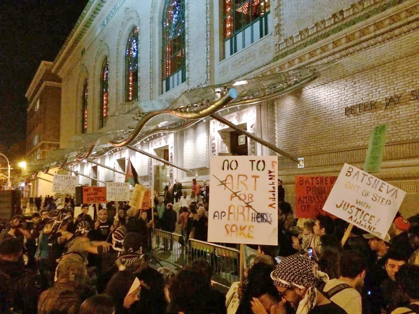 November 13 Boycott, Divestment, and Sanctions protest outside the premiere of Batsheva Dance Company's 'Sadeh21' at BAM (photo by the author for Hyperallergic)