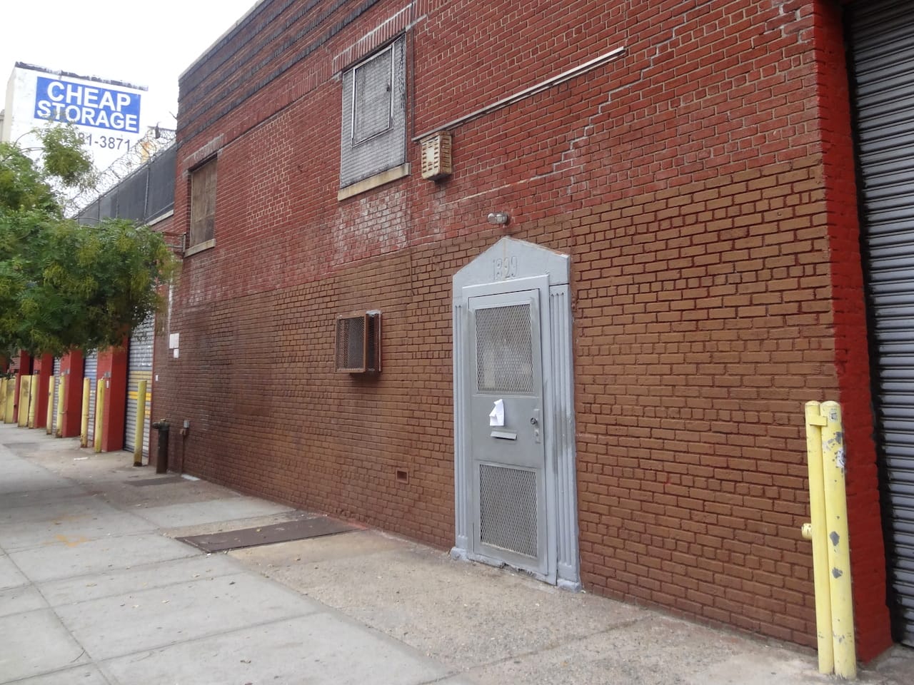 Exterior of 1329 Willoughby Avenue (photo by the author for Hyperallergic)