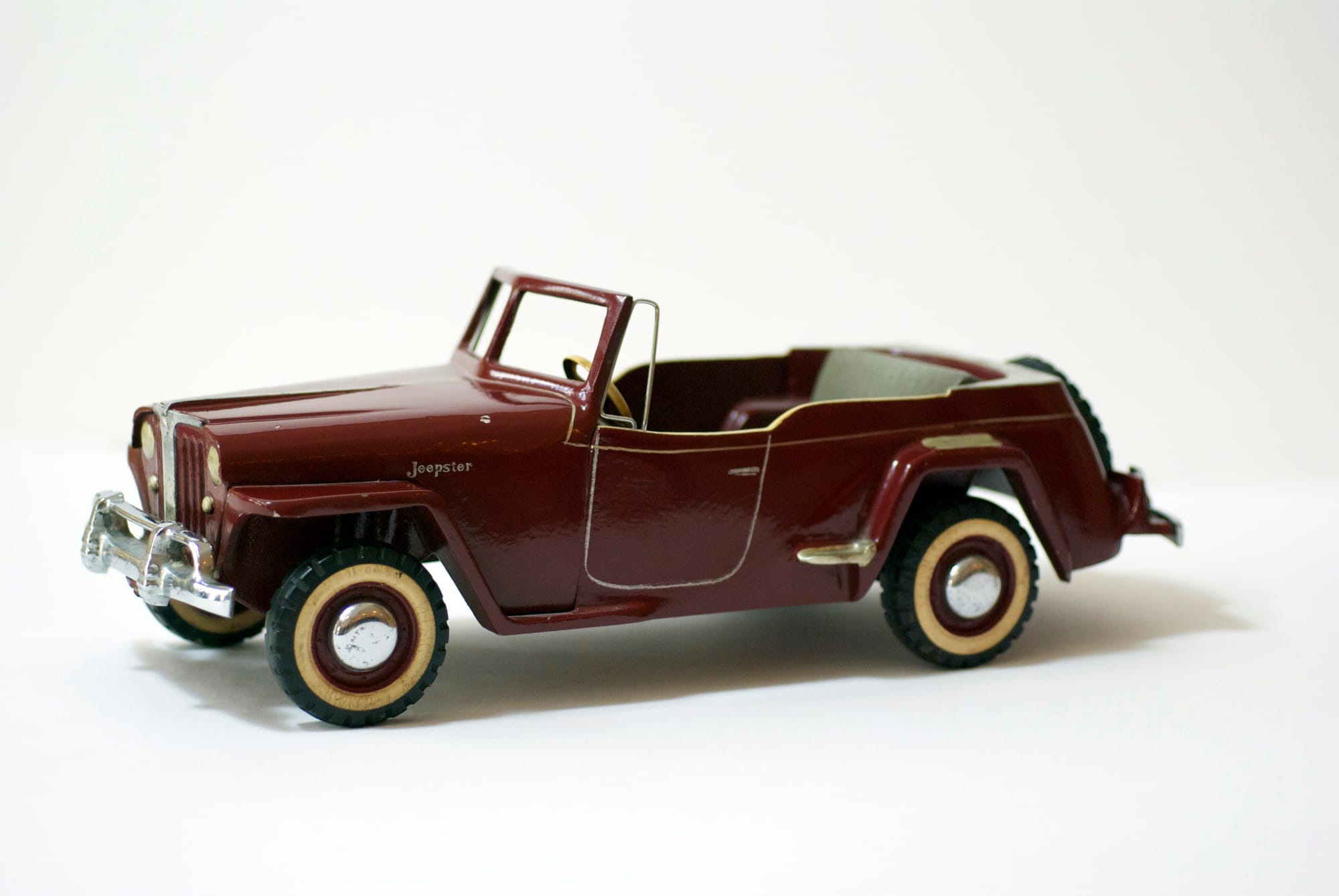 Willys Jeepster model, United States (Toledo, Ohio), Made by Al-Toy, a division of Toledo Casting Corporation after original car manufactured by Willys-Overland Motors, Inc. (c. 1947), Cast aluminum, paint, plastic, Jean S. and Frederic A. Sharf Collection (Photo by Mark Wallison, courtesy of the Museum of Fine Arts, Boston)