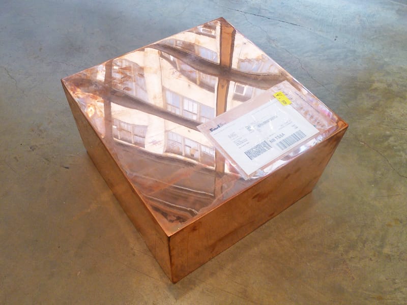 Walead Beshty's "20-inch Copper (FedEx® Medium Kraft Box ©2004 FEDEX 155143 REV), Standard Overnight, Los Angeles-New York trk#798399701913, May 15-16, 2012" (2012) (photo by the author for Hyperallergic)