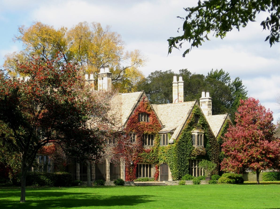 The exterior of the Edsel and Eleanor Ford House in Grosse Pointe Shores, Michigan (photo by Linda/Flickr)
