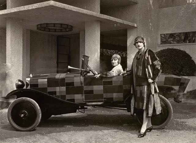 “Studio REP Modèles devant voiture simultanée” (1925)