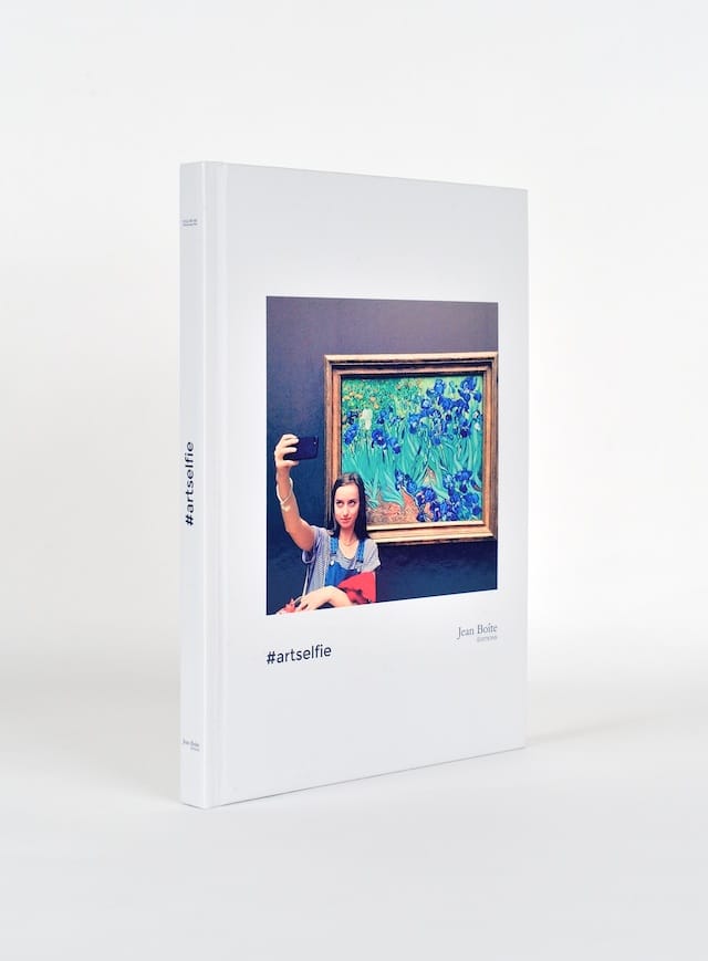 DIS Magazine's #artselfie book, published by Jean Boîte Éditions, Paris. All images courtesy of Jean Boîte Éditions.