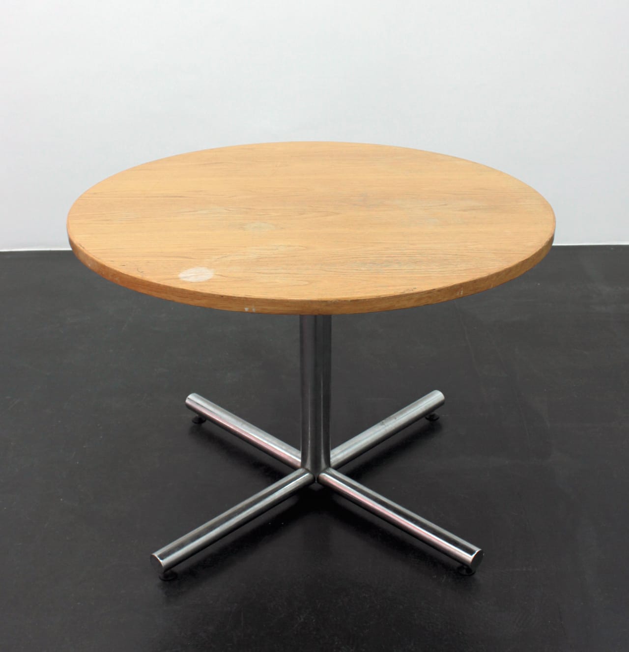 Cameron Rowland, "49-51 Chambers Street - Basement, New York, NY 10007" (2014), wooden tabletop, base, hardware (courtesy of the artists and Essex Street, New York)