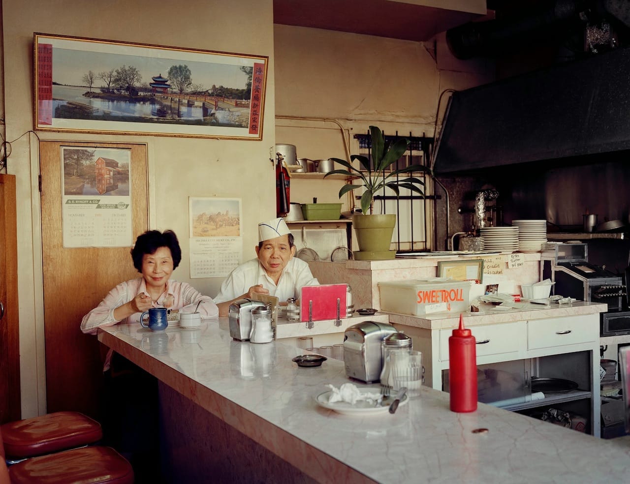Janet Delaney, "Helen and her husband at the Helen Cafe, 480 6th Street" (All images courtesy of the De Young Museum) 