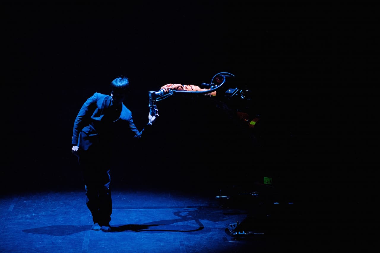 Huang Yi and KUKA the robot in 'Huang Yi & KUKA' at 3LD Art & Technology Center (photo by Summer Yen)