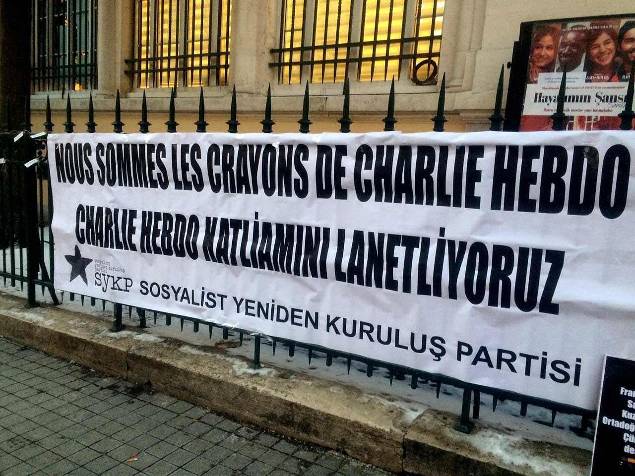 Charlie Hebdo support banner in Taksim, Istanbul (click to enlarge)