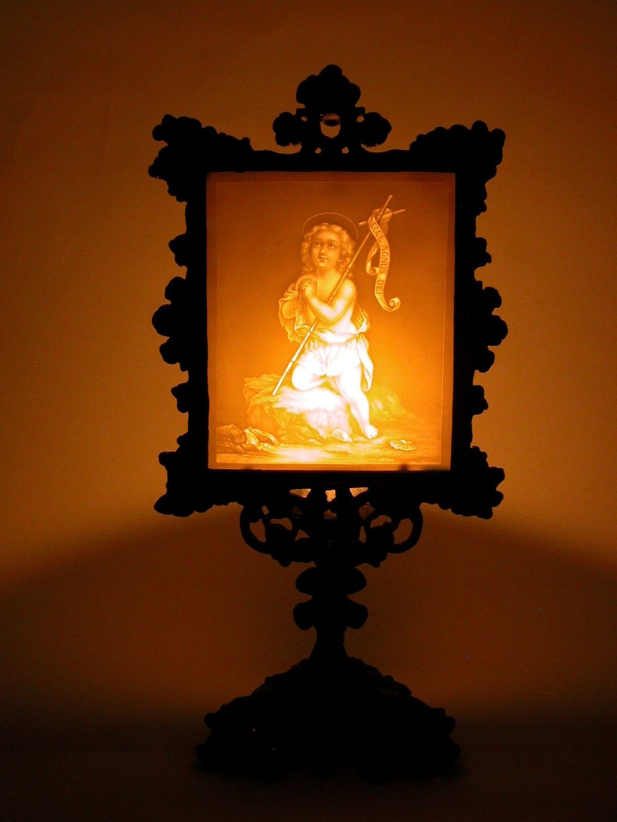 Cast iron oil lamp with porcelain inserts (1860-79) (Museum Catharijneconvent, Wikimedia)