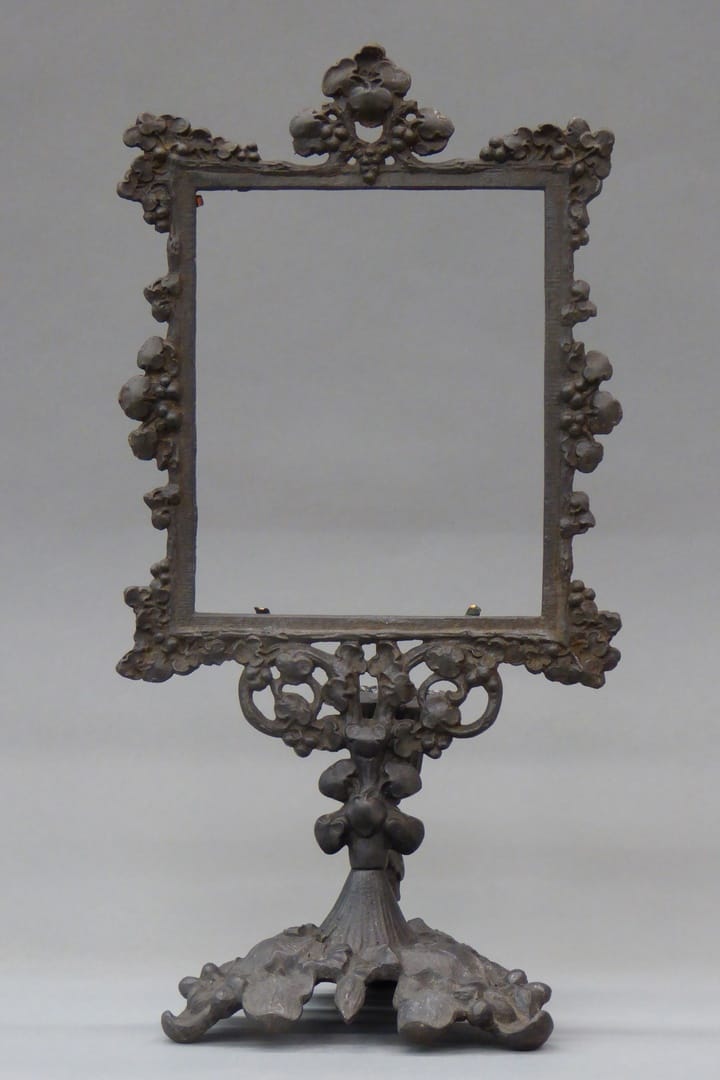 Cast iron oil lamp with porcelain inserts (1860-79) (Museum Catharijneconvent, Wikimedia)