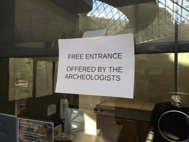 A sign on a Louvre ticket booth put up by protesting archaeologists (photo courtesy CGT-Sud-FSU-CNT, via cgt-culture.fr)