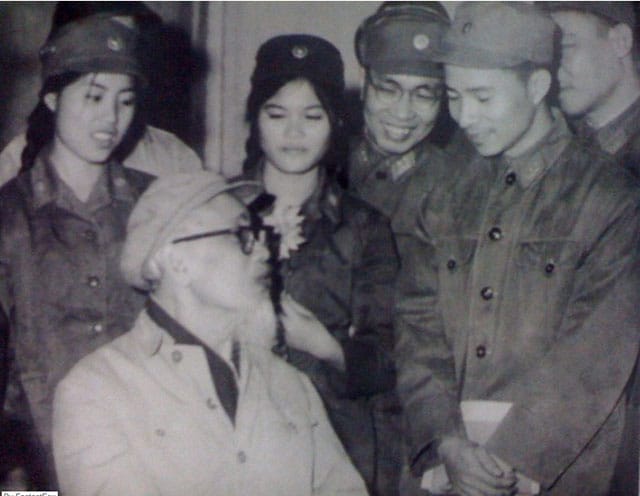 Artist Pham Thanh Tam discussing with Ho Chi Minh , art works on display at an exhibition celebrating an anniversary of the army in Hanoi on December 22, 1968