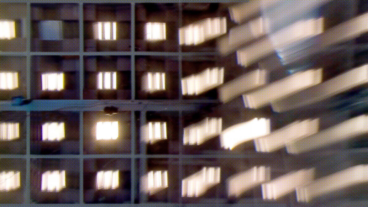 View of screen content in right gallery in Musings on a Glass Box Photo © Luc Boegly 5