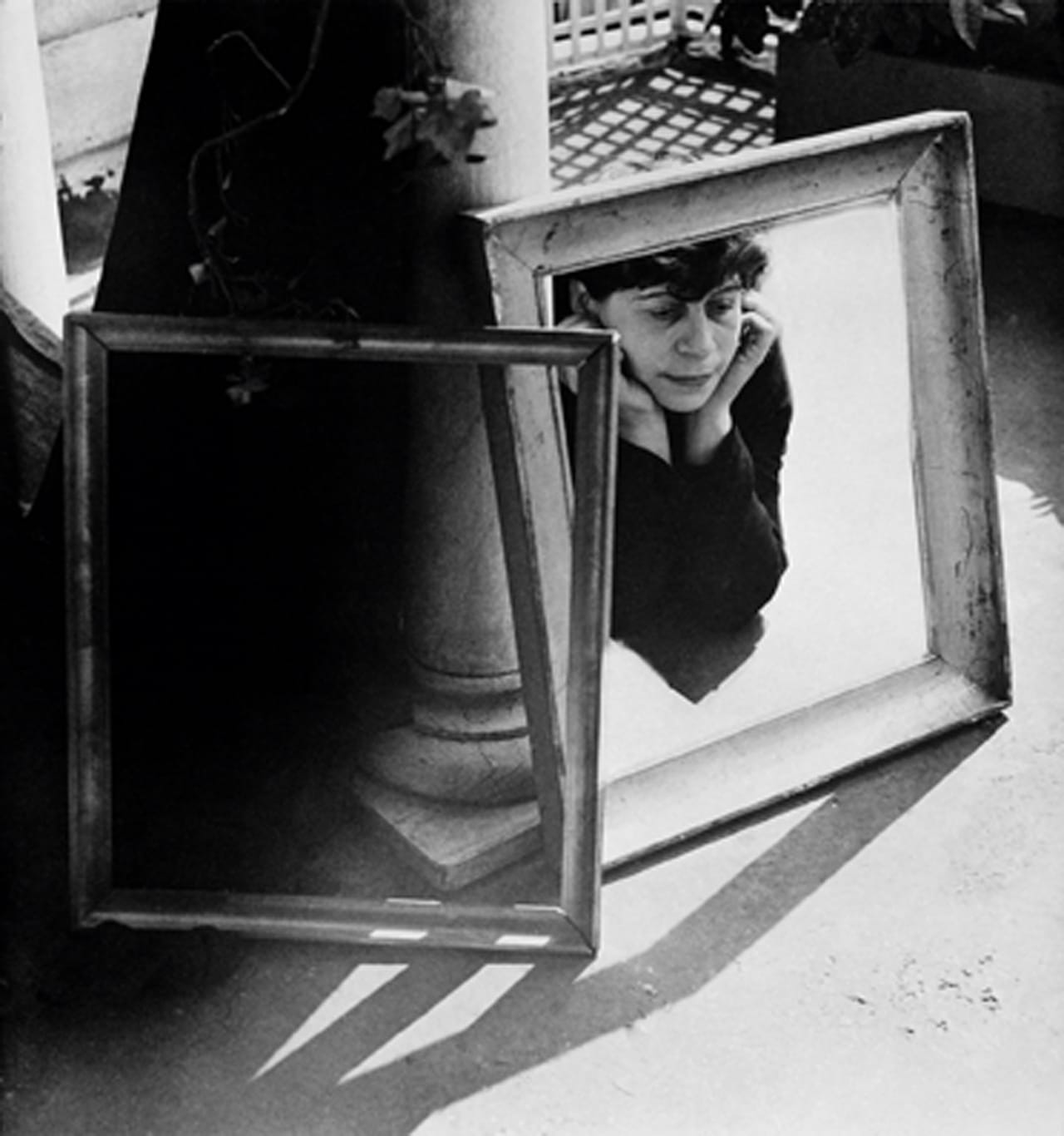 “Autoportrait” (1938) gelatin silver print, 25 x 23 cm. Private collection courtesy Archives Florence Henri, Gênes. Florence Henri © Galleria Martini & Ronchett (click to enlarge)