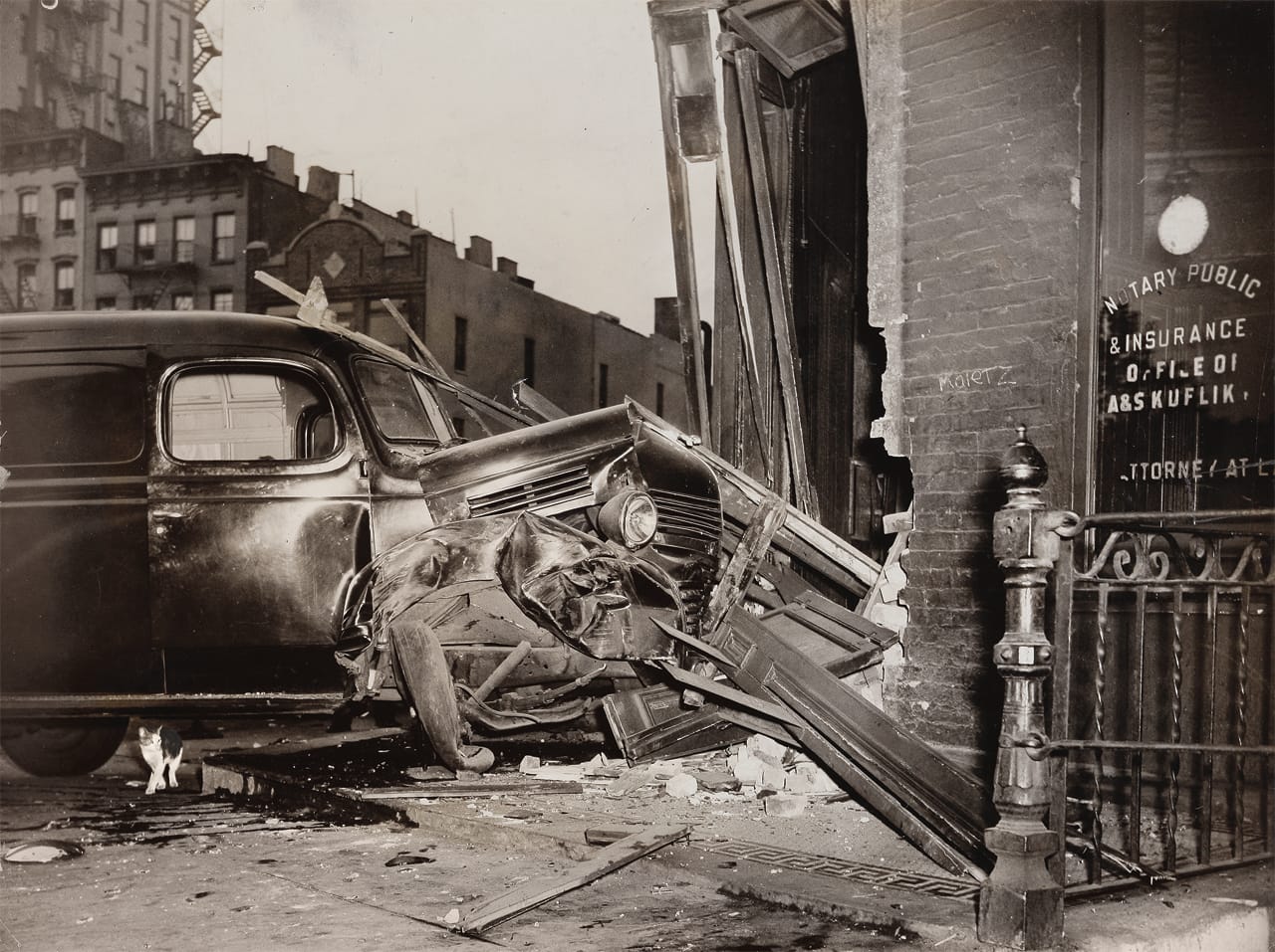 Weegee, "The Curious Cat" at 26 Canal Street at Rutger (1941)