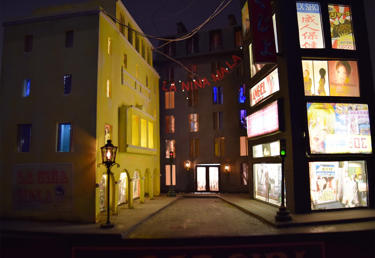 Detail of Tracey Snelling, "Bad Girl" (2012) (all photos by the author for Hyperallergic)