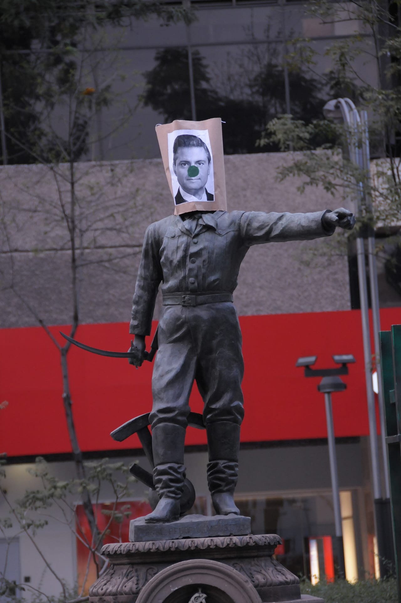 A sculpture along Reforma avenue bearing President Enrique Peña Nieto's likeness with a clown nose (click to enlarge)