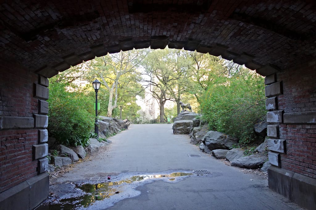 Willowdell Arch, with a view to the state of Balto the sled dog (photo by the author for Hyperallergic)