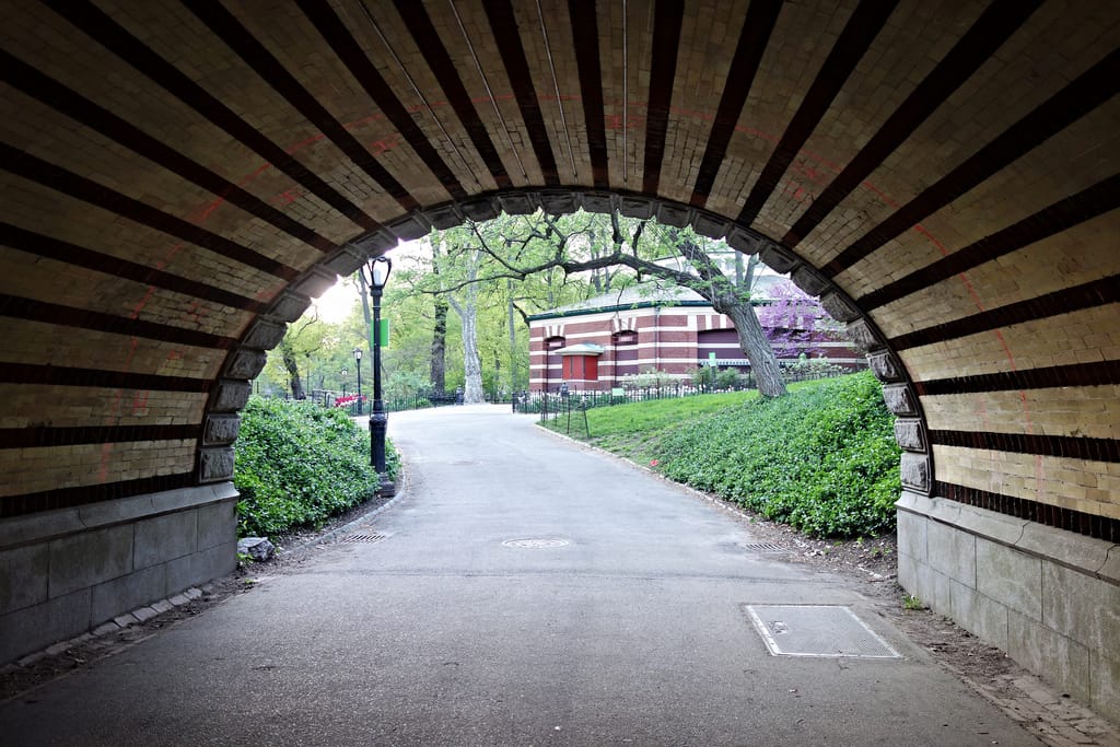Playmates Arch (photo by the author for Hyperallergic)