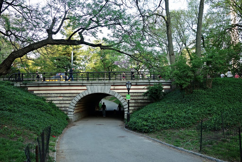 Playmates Arch (photo by the author for Hyperallergic)