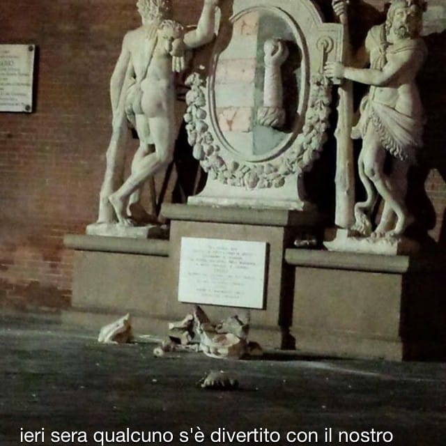 The damaged "Statue of the Two Hercules" in Cremona. The text reads: "Yesterday evening someone amused himself with our..." (photo by lorenz71vige/Instagram)