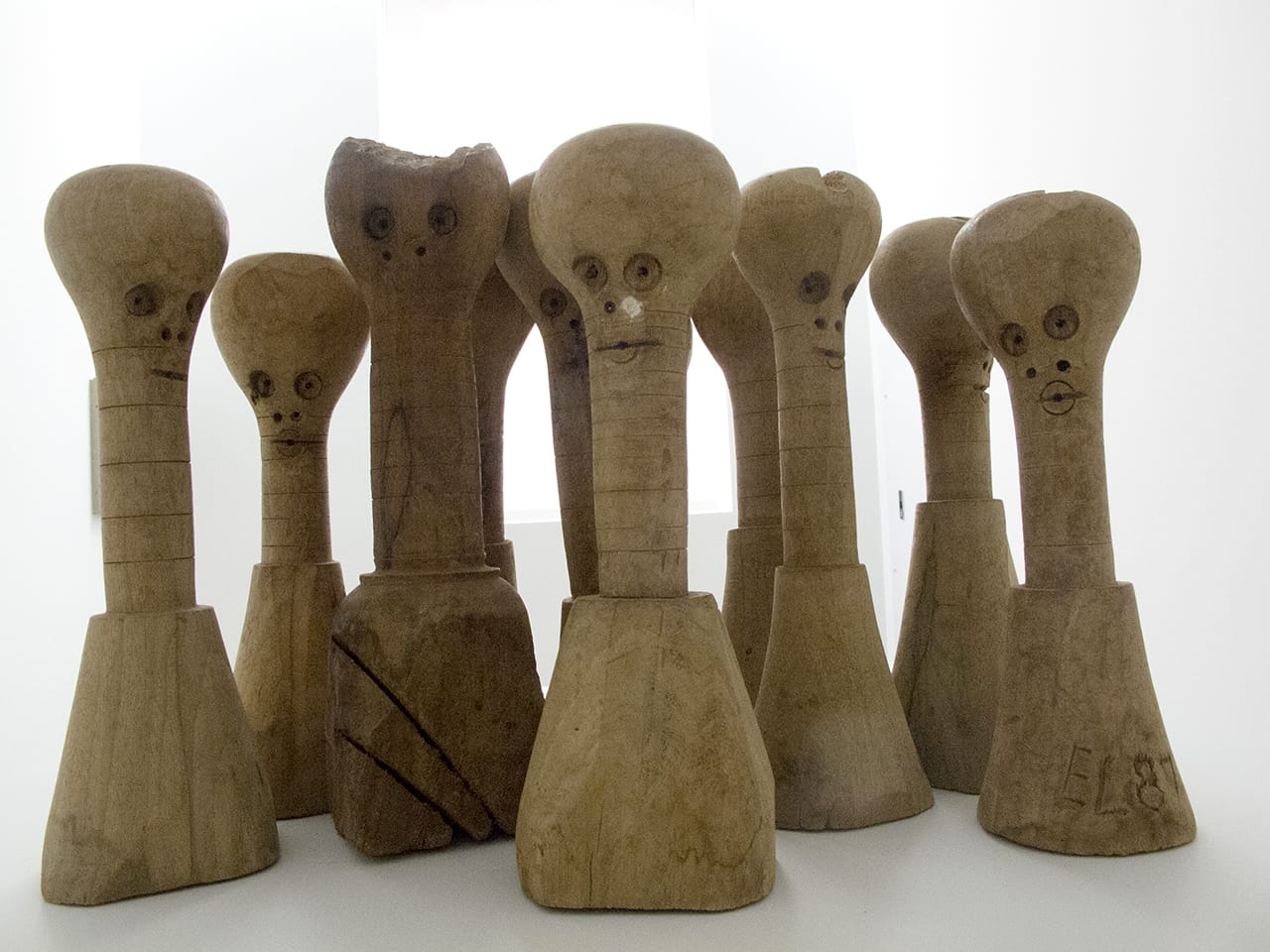 El Anatsui, "Devotees" (1987) (photo by the author for Hyperallergic)