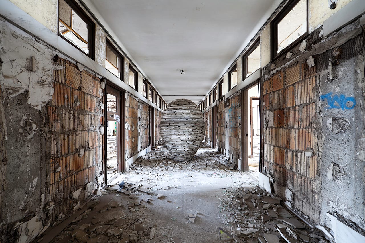 After warning Hocking that the former train station could not support the weight of the egg he was building out of marble slabs on the fourth floor, excavation crews built a support beam on the floor beneath to enable him to complete his work.
