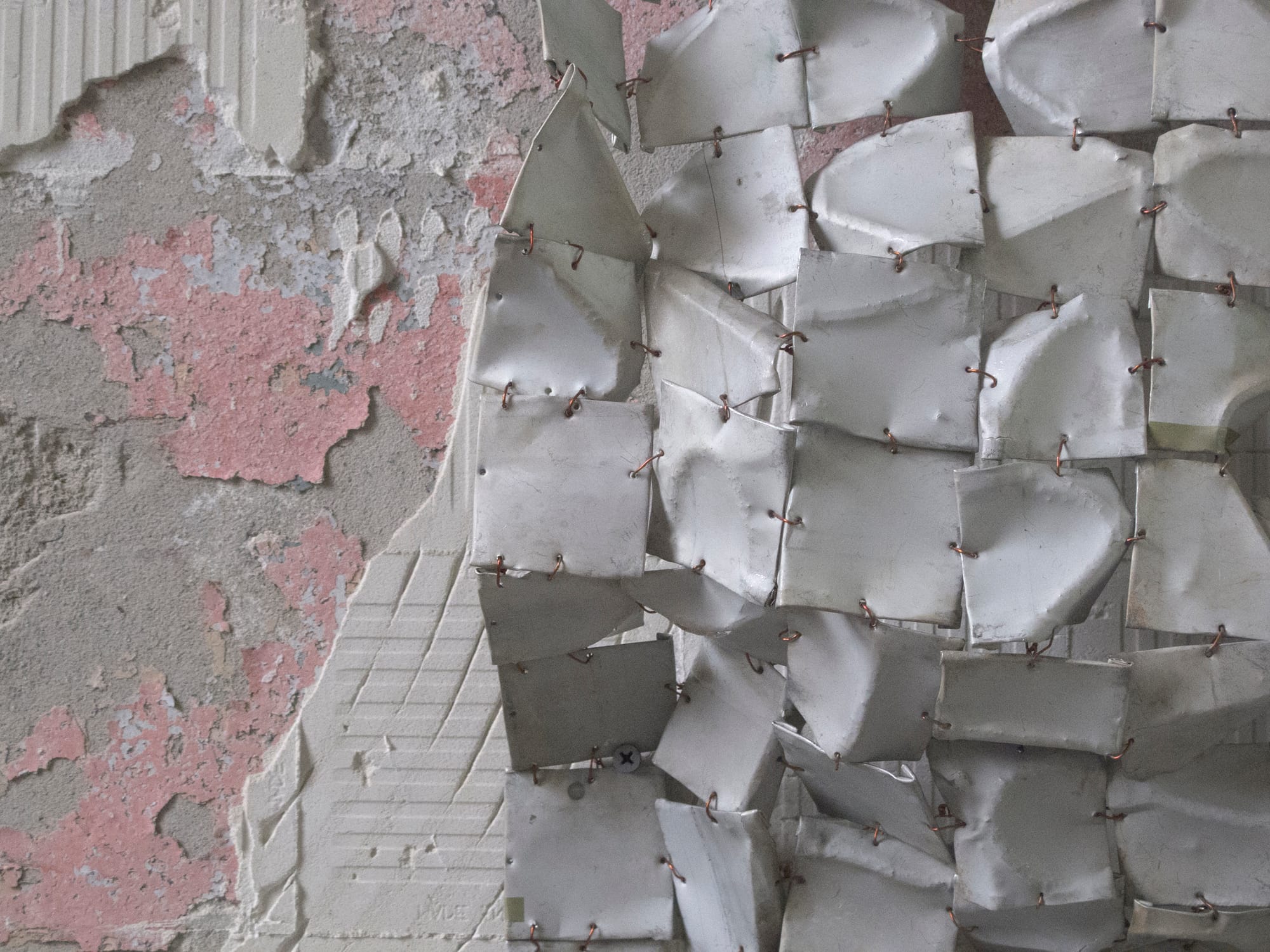 Detail of El Anatsui's "Metas I" (2014) (photo by the author for Hyperallergic)