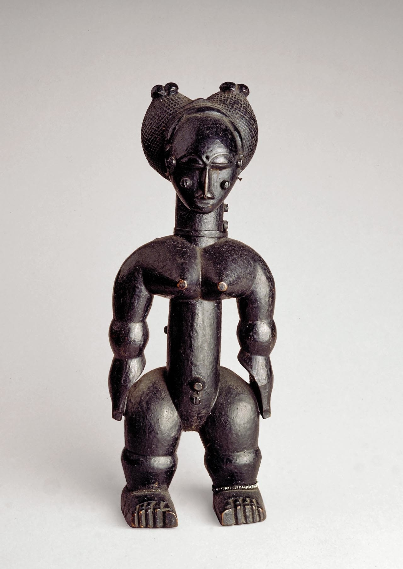 Maître des volumes arrondis, nkpasopi, figurine féminine. Côte d'Ivoire, région kyaman, gwa, akyé ou abé, vers 1900.