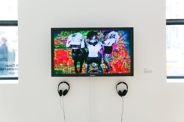 Still from Persia Daddies Pla$tik, "Google Google Apps Apps" (2013)