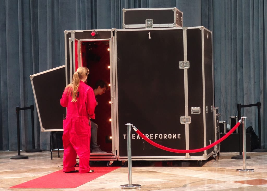 Theatre for One in the Winter Garden Atrium at Brookfield Place (photo by the author for Hyperallergic)