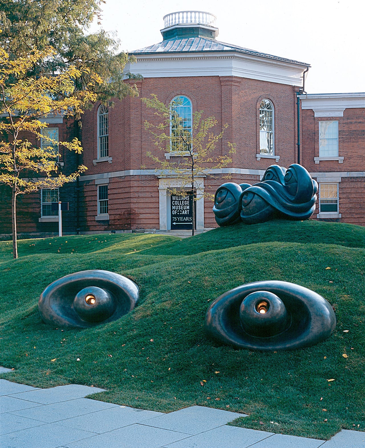 The exterior of Williams College Museum of Art, with works by Louise Bourgeois (via Wikimedia Commons)