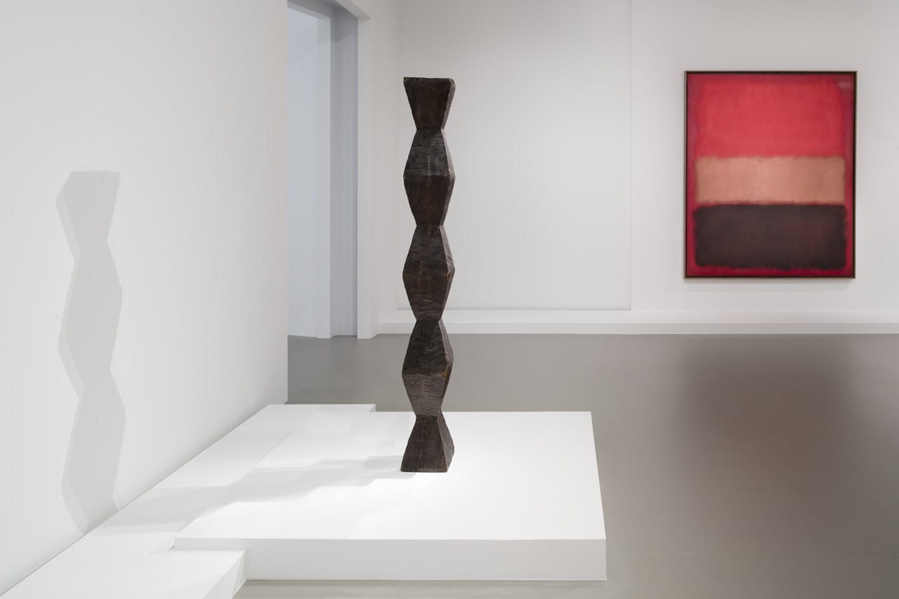 Installation view of Constantin Brancusi's “Endless Column, Version 1” (1918) and Mark Rothko's “No. 46 [Black, Ochre, Red over Red]” (1957) 