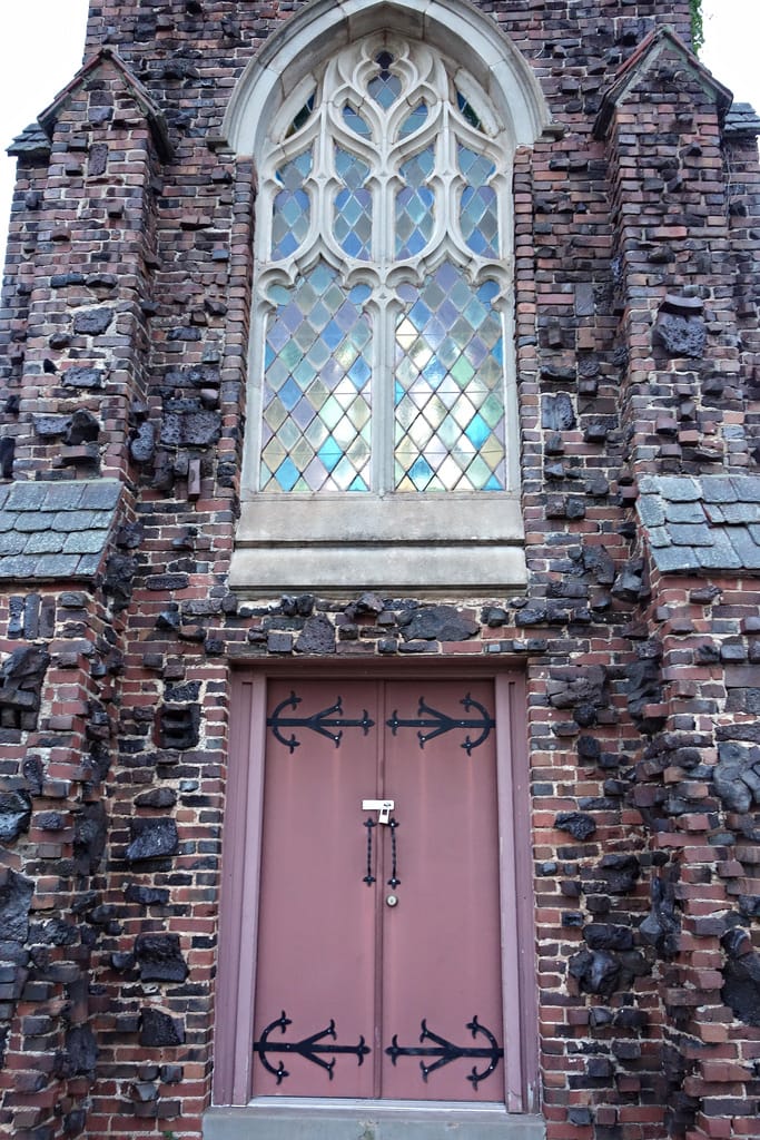Clinker brick at Memorial Park Cemetery in Oklahoma City (photo by the author for Hyperallergic)