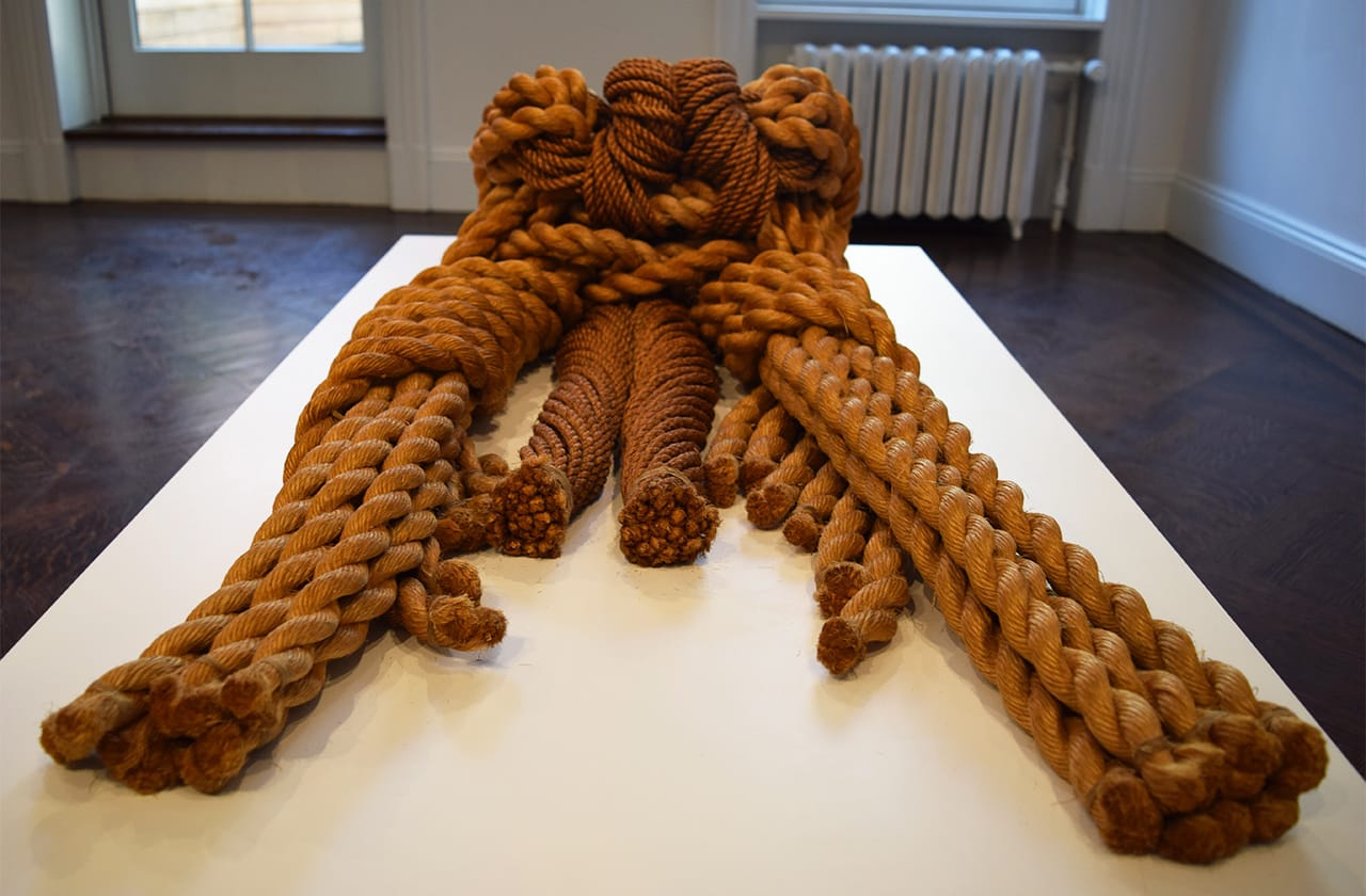 Françoise Grossen, "Sisyphe" (1974), dyed and natural manila rope (all photos by the author for Hyperallergic)