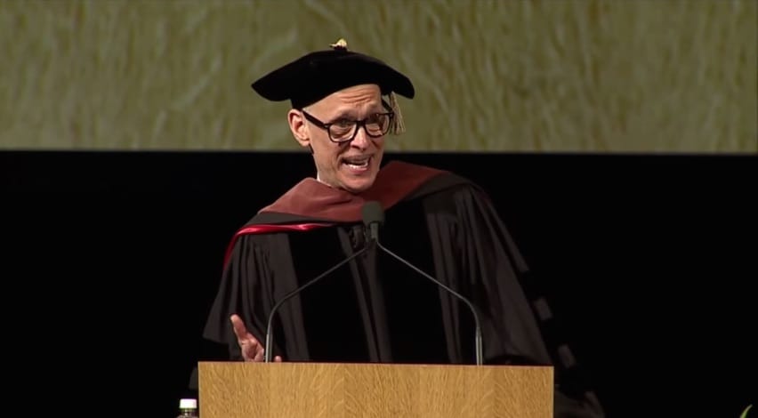 John Waters giving his 2015 commencement speech at Rhode Island School of Design (RISD) (screenshot by the author for Hyperallergic)