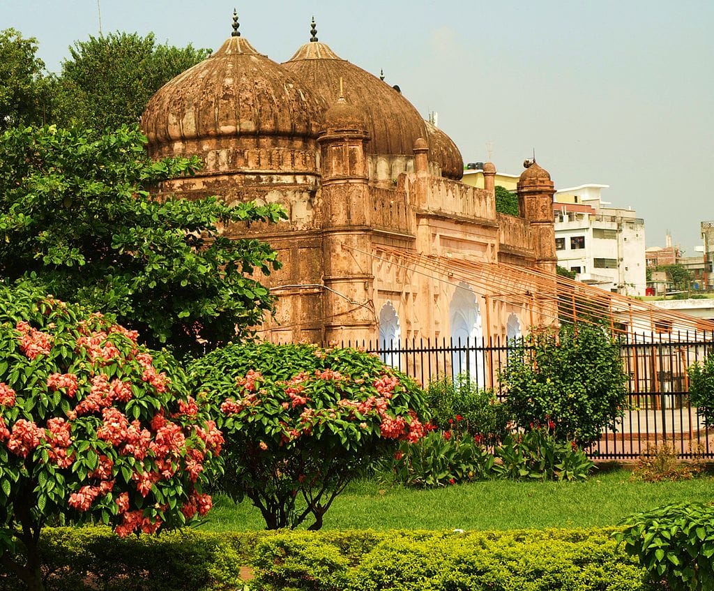 Another view of the Lalbagh Fort (photo by Shahnoor Habib Munmun, via Wikipedia) (click to enlarge)