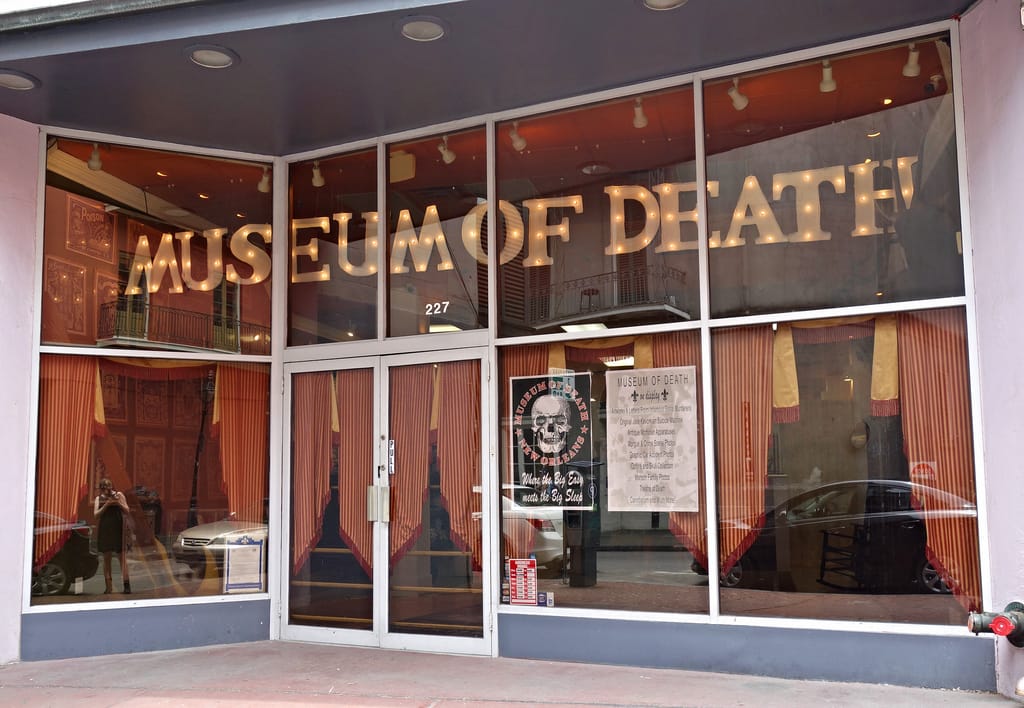 The Museum of Death in New Orleans (photo by the author for Hyperallergic)