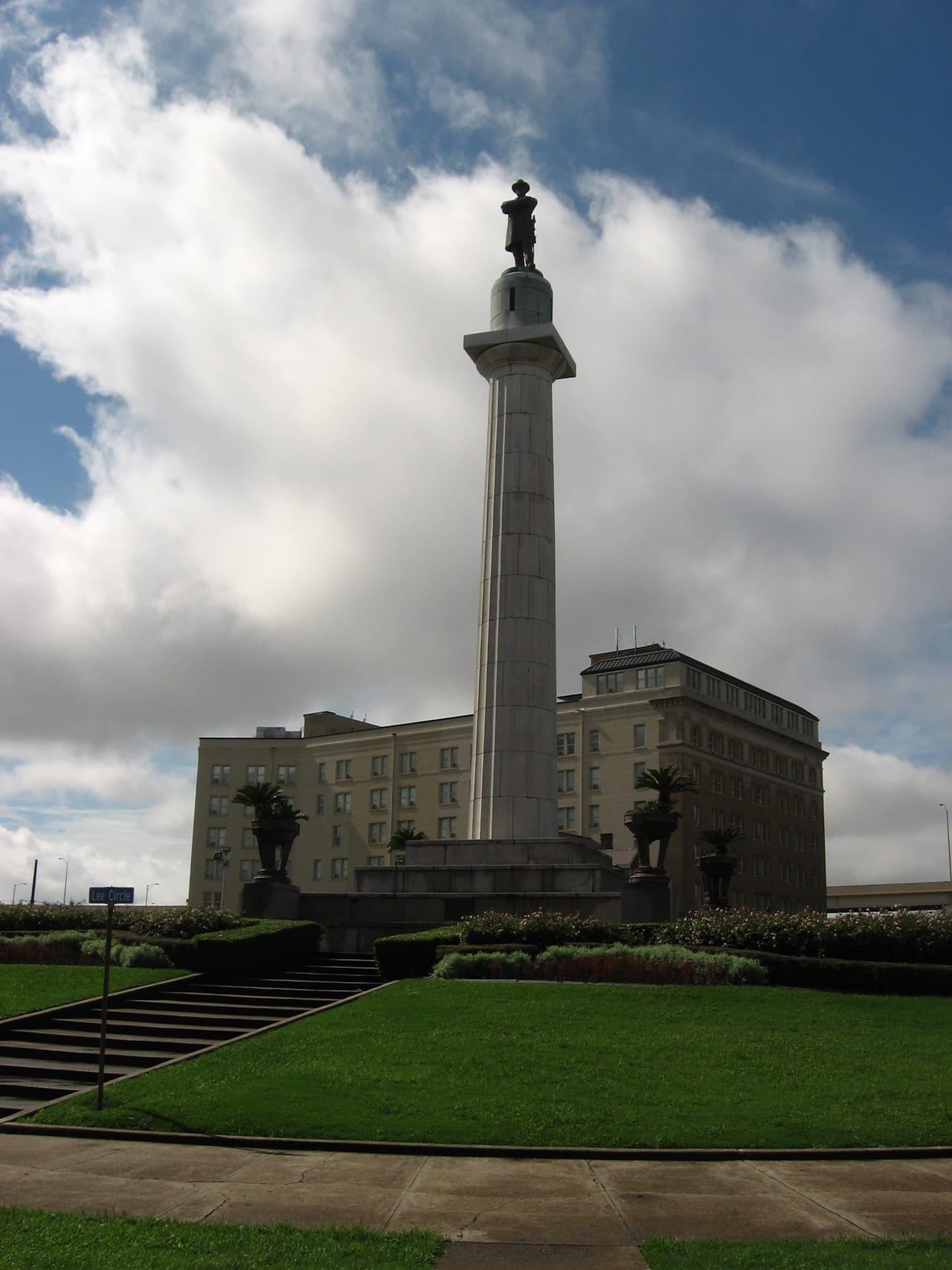 The towering Robert E. Lee Monument in New Orleans (photo by Ken Lund/Flickr) (click to enlarge)