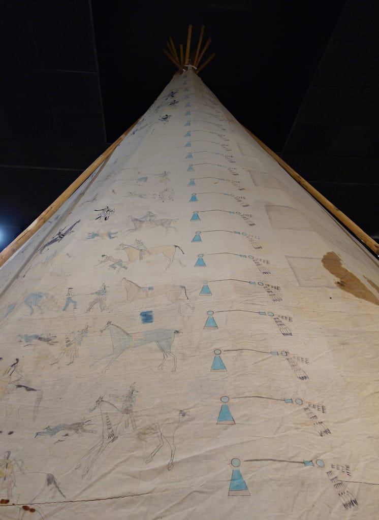 Jṑqī́gácút: Tipi With Battle Pictures