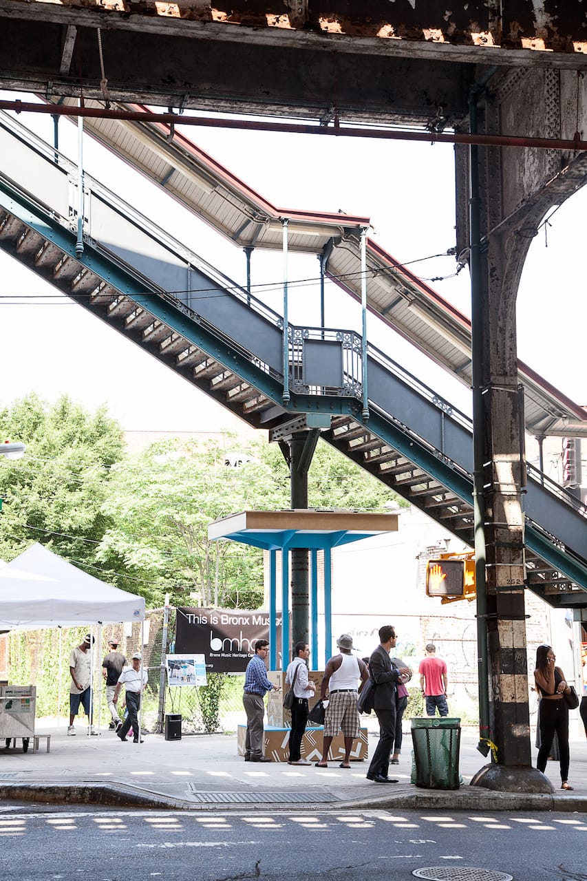 The“Boogie DownBooth”Pop-Upinstallation underthe stairwaytothe2/5 elevatedsubwaylineatFreemanStreet	in	the	Bronx. Photo:	William	Michael	Fredericks.	Courtesy	of	the	Design	Trust	for	Public	Space