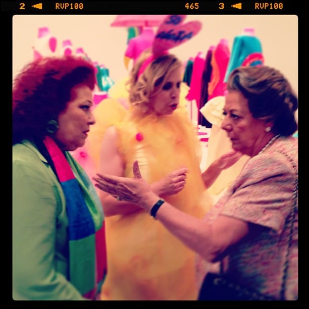 Former Institut Valencià d'Art Modern director Consuelo Ciscar (at left) speaking with politician Rita Barberá (at right) during the opening of 'Happy Little Girls' at IVAM in 2013. (photo by cri7cri7/Instagram)